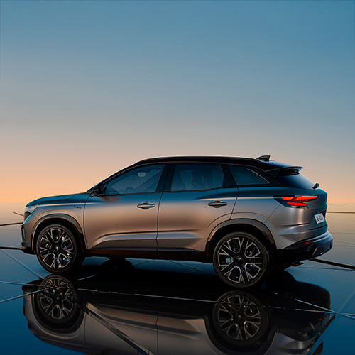 Renault Austral sivuprofiili, auton etuosa kohti vasenta laitaa.