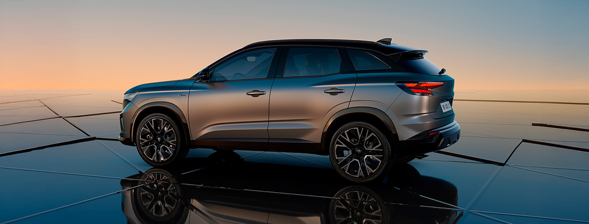 Renault Austral sivusta, auton keula kohti vasenta laitaa.