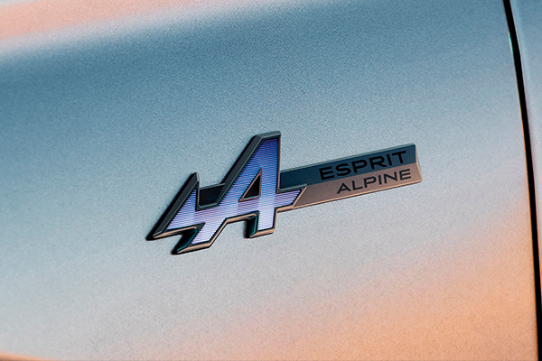 Lähikuva Renault Austral -mallin esprit Alpine -tunnuksesta.