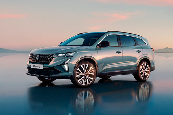 Etuviistosta kuvattu Renault Espace, keula vasempaan suuntaan.