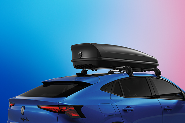 Musta Renault-kuljetuslaatikko sinisen Renault Rafalen katolla.