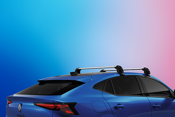 Sininen Renault Rafale, jonka katolla taakkatelineet.