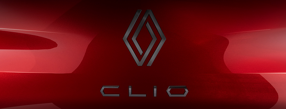 Kuvassa absolu punainen koriväri ja Clio teksti sekä Renaultin logo.