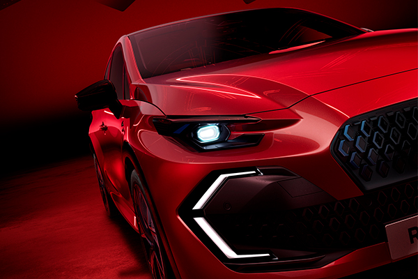 Absolu punainen Renault Clio lähikuvassa, jossa korostuvat ajovalot.