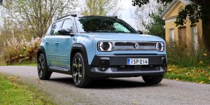 Nuage sininen Renault 4 E-Tech electric ulkona kuvattuna.