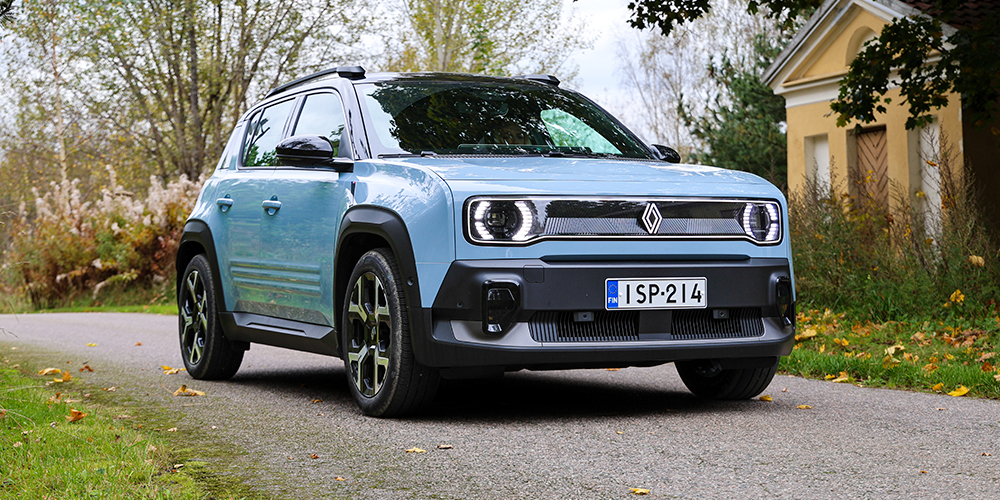 Nuage sininen Renault 4 E-Tech electric ulkona kuvattuna.