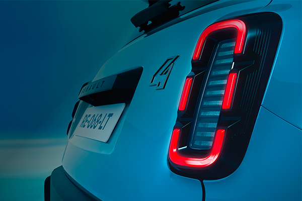 Nuage sinisen Renault 4 E-Tech electricin takavalo ja perän lähikuva.