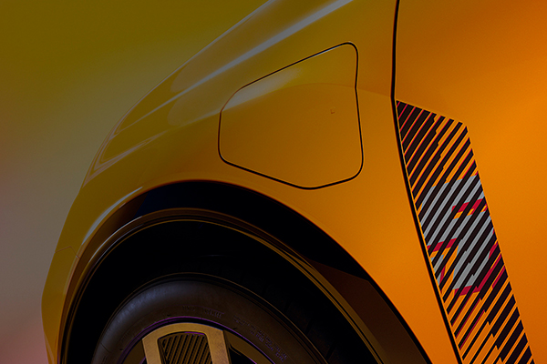 Keltainen Renault 5 E-Tech electric lähikuvassa