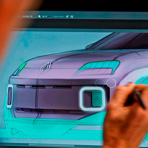 Henkilö piirtää digitaalista havainnekuvaa Renault-autosta.