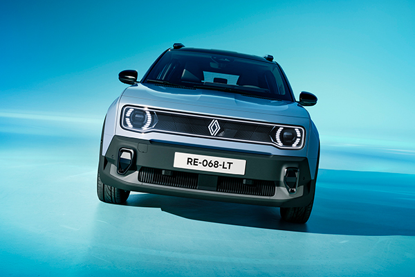 Nuage sininen Renault 4 E-Tech electric keulasta kuvattuna turkoosin sinisellä taustalla.