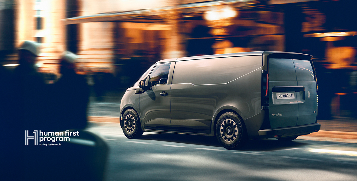 Renault Trafic E-Tech electric kaupungissa.