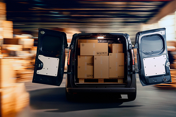 Renault Trafic E-Tech electricin takaovet takana ja lastaustilassa eurolava täynnä pahvilaatikkoja.