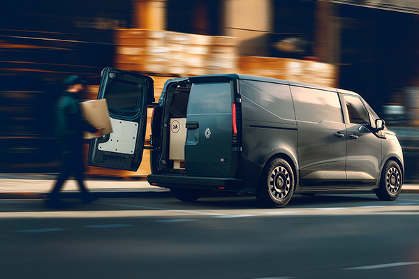 Mies lastaa Renault Trafic E-Tech electriciin takosasta pakettia.