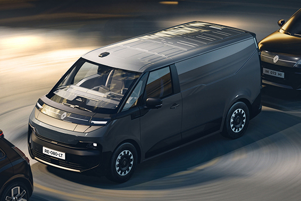 Kahden Renault-henkilöauton väliin pysäköity Renault Trafic E-Tech electric.