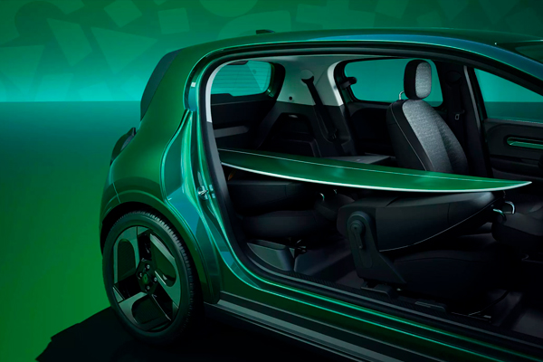 Renault Twingo E-Tech electricin tiloja esitettynä.