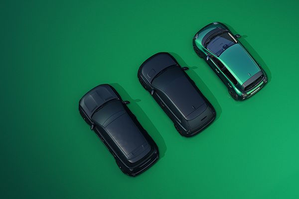 Vihreällä taustalla kolme autoa kuvattu ylhäältä päin.