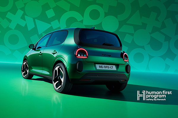 Absolu vihreä Renault Twingo E-Tech electric takaa kuvattuna vihreää taustaa vasten.