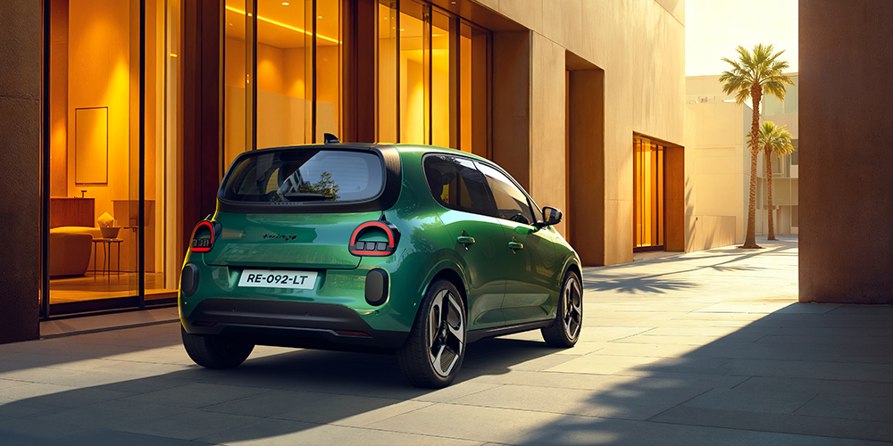 Absolu vihreä Renault Twingo E-Tech electric kuvattuna takaa.