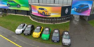 Erivärisiä Renault 5 E-Tech electric -autoja, joiden kattoihin teipatut tarrat muodostavat luvun 100 000.