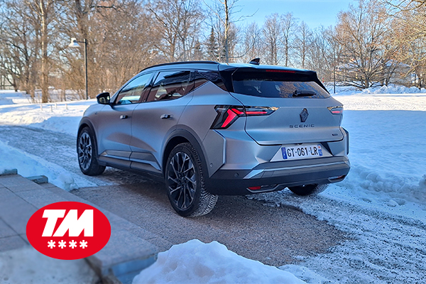 Renault Scenic E-Tech electric talvimaisemassa viistosti takaa kuvattuna.