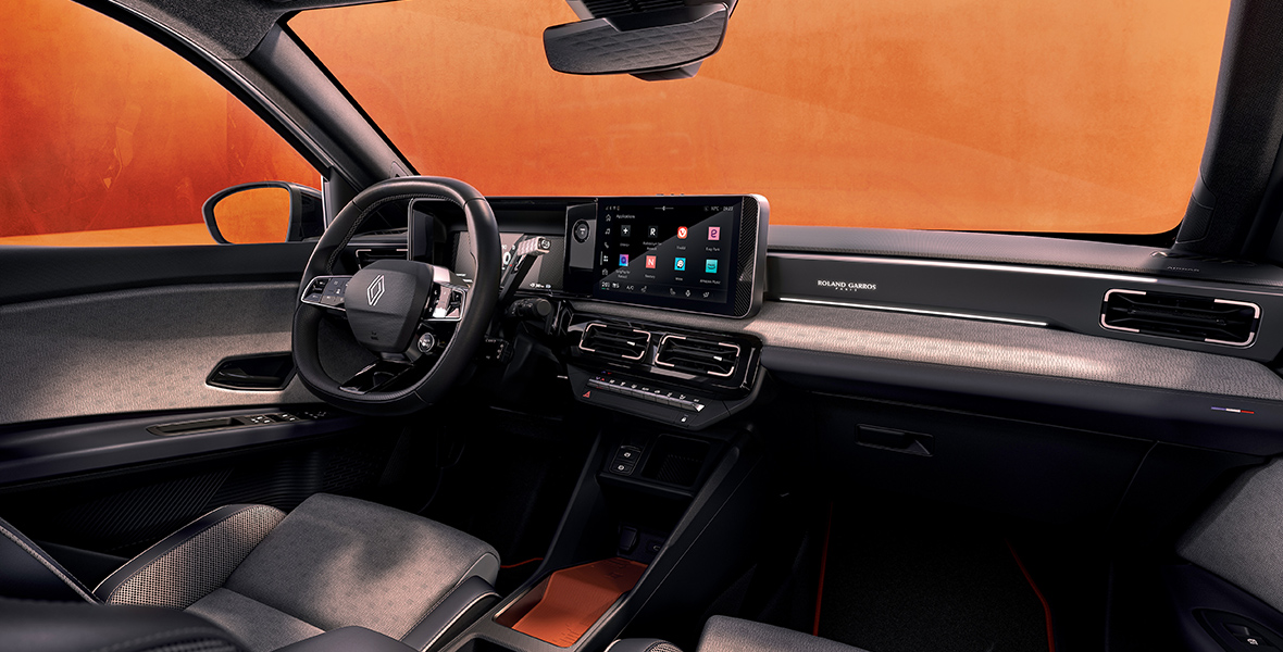 Renault 5 E-Tech electric Roland-Garros -erikoismallin sisusta.