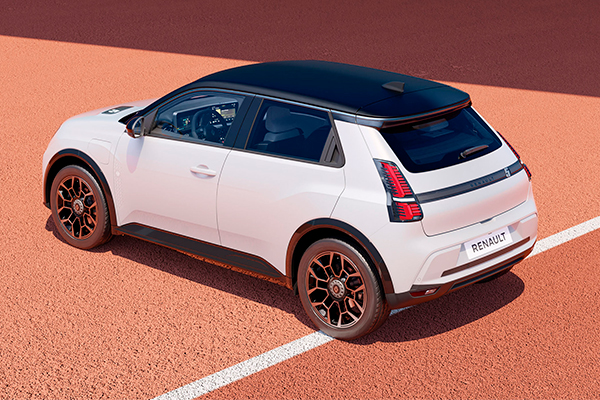 Renault 5 E-Tech electric Roland-Garros -erikoismalli nacre valkoisena takaviistosta.