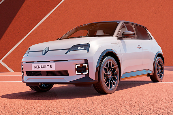 Renault 5 E-Tech electric Roland-Garros -erikoismalli nacre valkoisena etuviistosta.