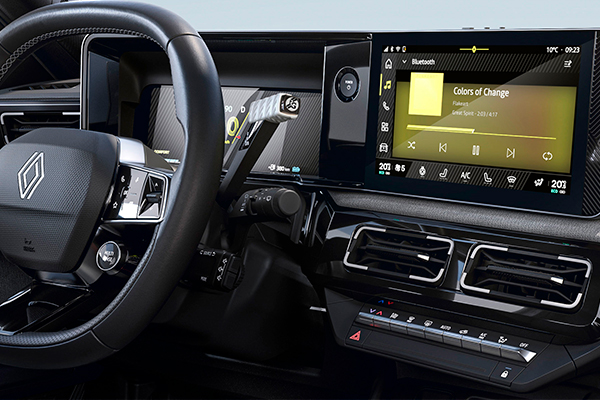 Renault 5 Roland-Garros -erikoismallin ohjaamo ja tennismailan grippiä imitoiva e-pop-vaihteenvalitsin.