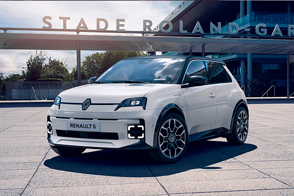 Renault 5 E-Tech electric Roland-Garros -erikoismalli nacre valkoisena etuviistosta.