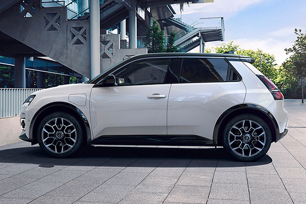 Renault 5 E-Tech electric Roland-Garros -erikoismalli nacre valkoisena sivusta.